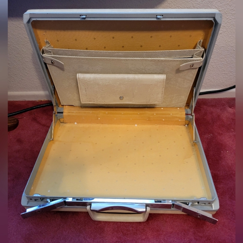 Samsonite Suitcase - Picture 3 of 3